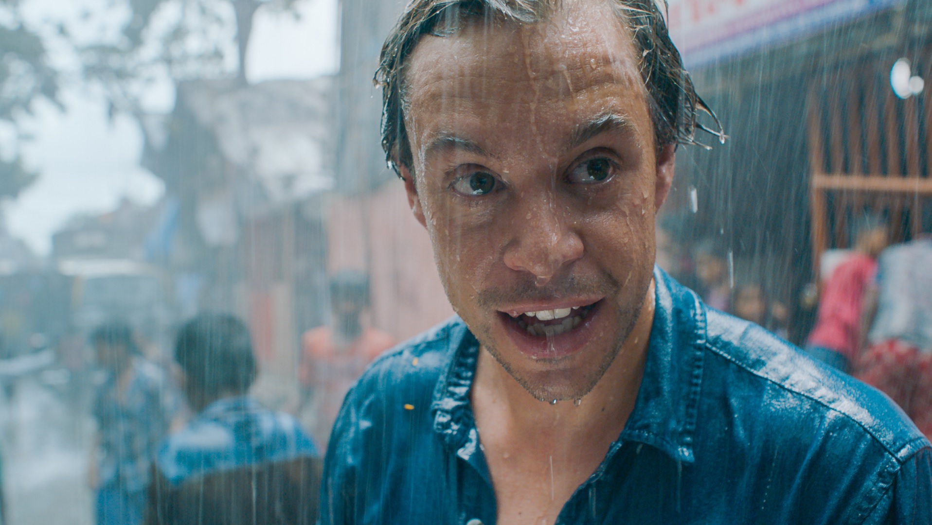 Checker-Tobi-und-das-Geheimnis-unseres-Planeten-Kinofilm-Buch-und-Regie-Martin-Tischner-Tobi-Krell-in-Mumbai-megaherz-film-und-fernsehen_klein